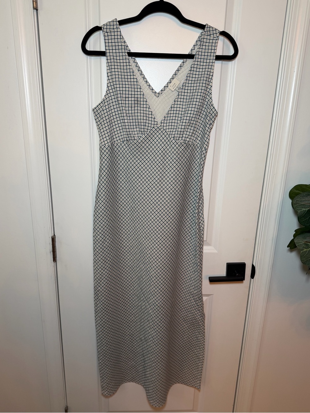 Sleeveless V-Neck Check Midi Dress in navy and White